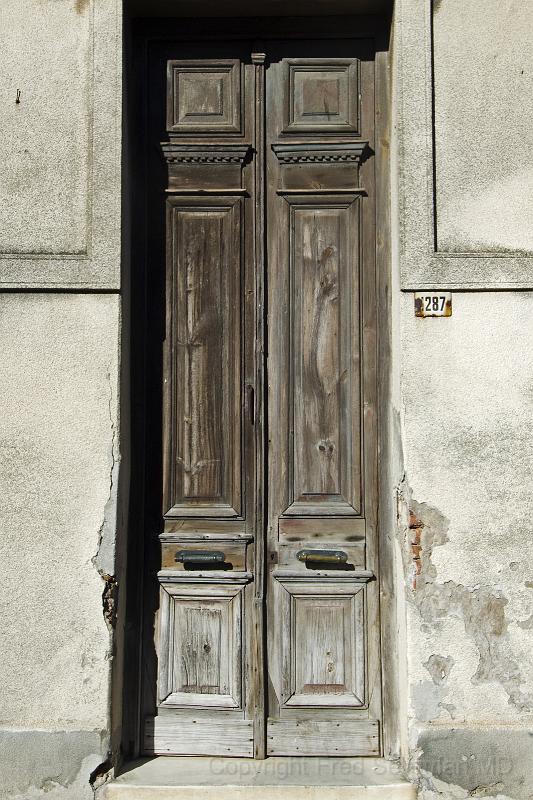 20071206_080051  D2X 2667x4000 v2.jpg - Doorway, Montevideo, Uraguay